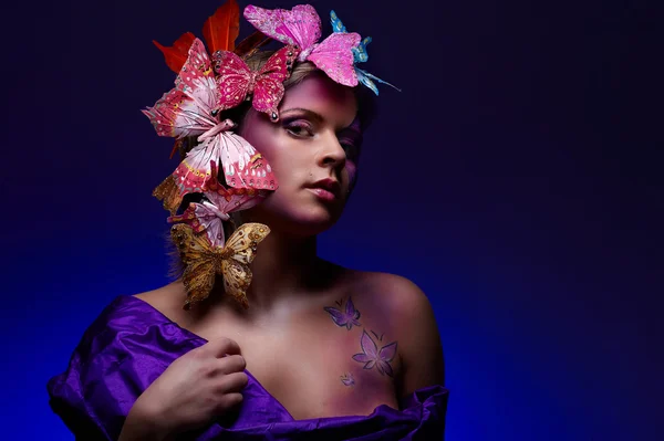 Barevné módní portrét atraktivní mladá Kráska s motýli v ha — Stock fotografie