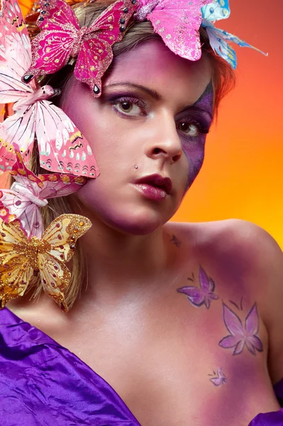 Красочный модный портрет привлекательной молодой красоты — стоковое фото