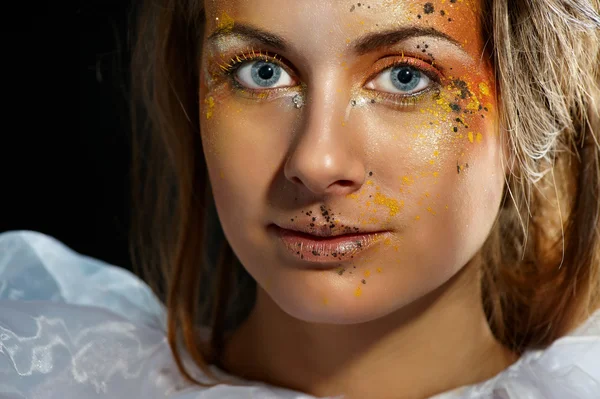 Porträtt av vacker ung kvinna med glamour makeup på mörka ba — Stockfoto