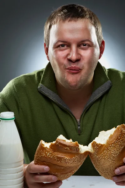 Hladový muž s pusou plnou chleba — Stock fotografie
