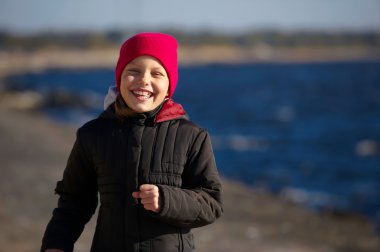 neşeli küçük kız çalışan açık dikey