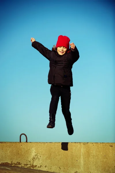 Portrait extérieur de joyeuse petite fille sautante — Photo