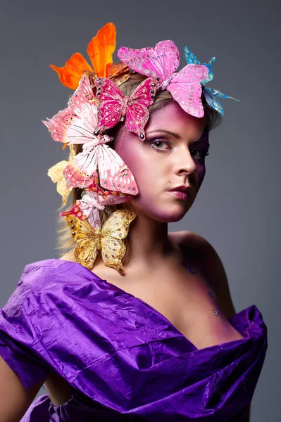 Färgglada mode porträtt av attraktiv ung skönhet — Stockfoto
