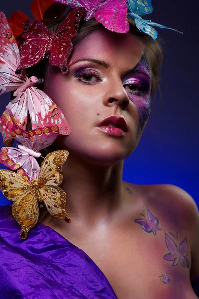 Färgglada mode porträtt av attraktiv ung skönhet med fjärilar — Stockfoto