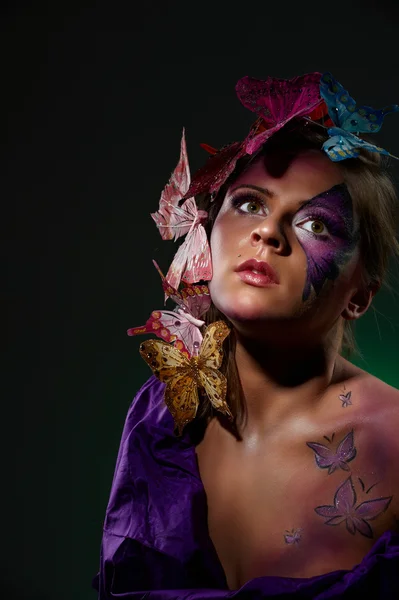 Renkli moda portre çekici genç güzellik kelebekler ile — Stok fotoğraf