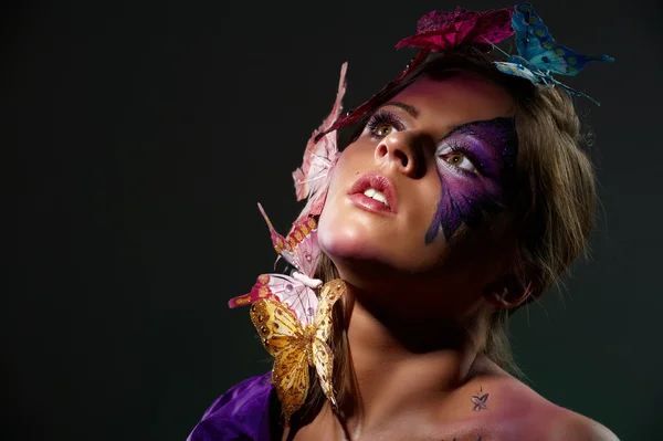 Ritratto di moda colorato di attraente giovane bellezza con farfalle — Foto Stock