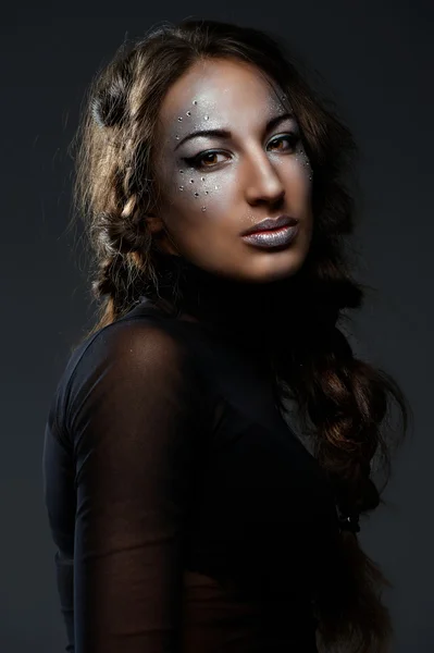 Portret van mooie jonge vrouw met glamour make-up op donkere achtergrond — Stockfoto