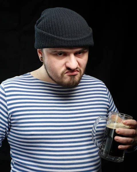 Μεθυσμένος ναύτης άνθρωπος με κούπα του μαύρη μπύρα — Φωτογραφία Αρχείου