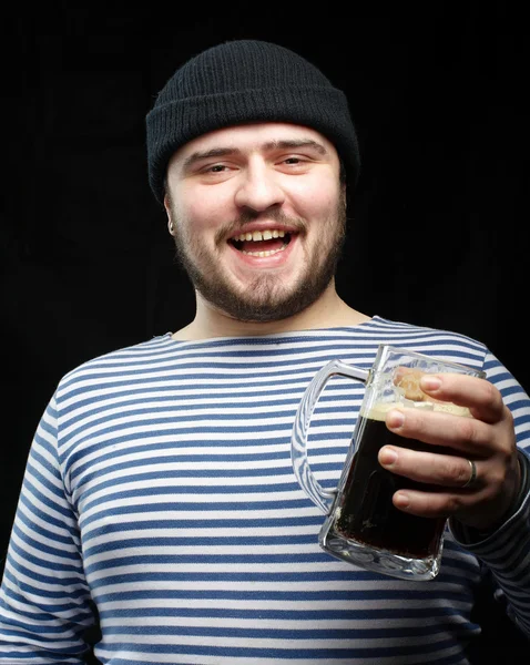 Ubriaco marinaio con tazza di birra scura — Foto Stock