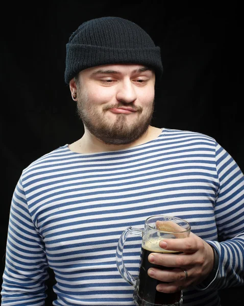 Pijany marynarz mężczyzna z kubek ciemnego piwa — Zdjęcie stockowe