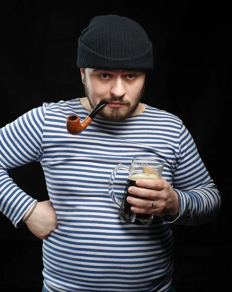 Ubriaco marinaio con tazza di birra scura — Foto Stock