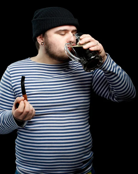 Homme marin ivre avec tasse de bière noire — Photo