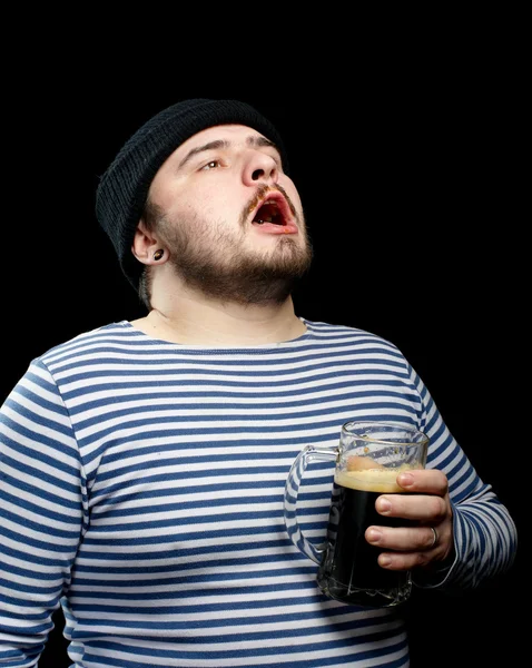 Hombre marinero borracho con jarra de cerveza negra — Foto de Stock