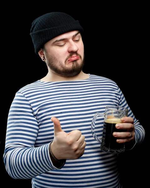 Részeg tengerész férfi bögre barna sör — Stock Fotó