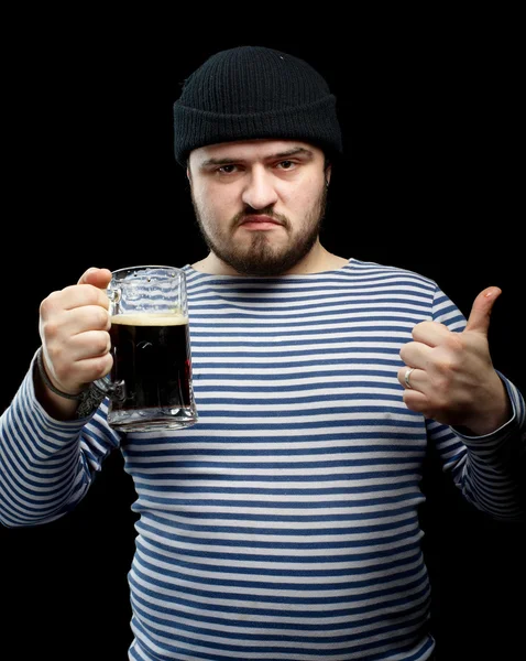 П'яний моряк з чашкою темного пива — стокове фото