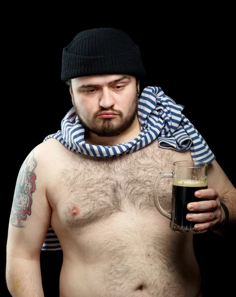 Betrunkener Matrose mit Becher dunklem Bier — Stockfoto