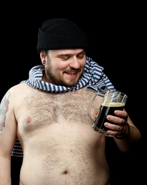 Hombre marinero borracho con jarra de cerveza negra — Foto de Stock