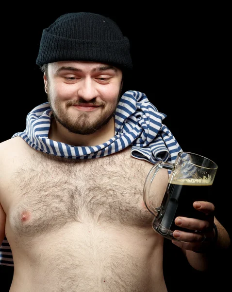 Pijany marynarz mężczyzna z kubek ciemnego piwa — Zdjęcie stockowe