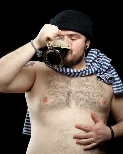 Bir fincan koyu bira ile sarhoş gemici — Stok fotoğraf