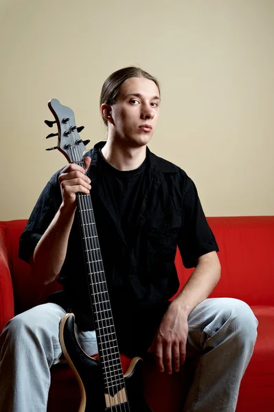 Портрет музыканта с бас-гитарой — стоковое фото
