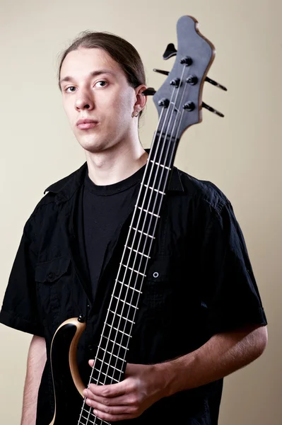 Portret muzyka z gitara basowa — Zdjęcie stockowe