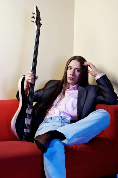 Портрет музыканта с бас-гитарой — стоковое фото