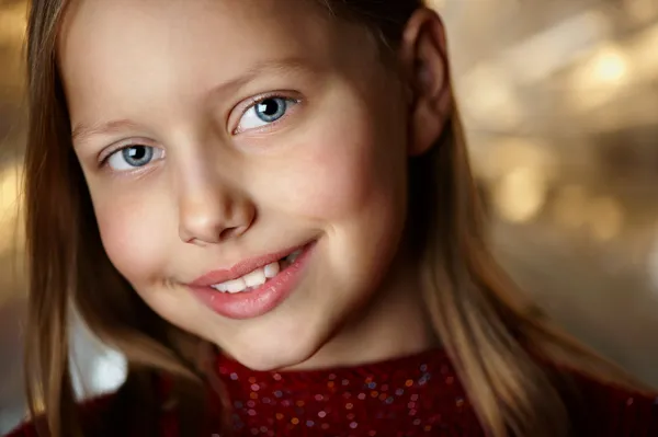Крупный план портрета привлекательной улыбающейся маленькой девочки — стоковое фото