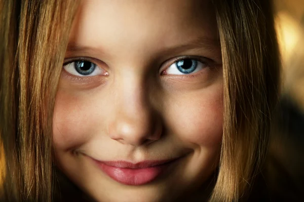 有吸引力的微笑小女孩的特写肖像 — 图库照片