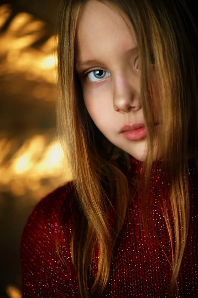 Nahaufnahme Porträt eines attraktiven lächelnden kleinen Mädchens — Stockfoto