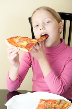 pizza ile neşeli küçük kız