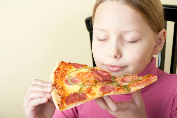 Menina alegre com pizza — Fotografia de Stock