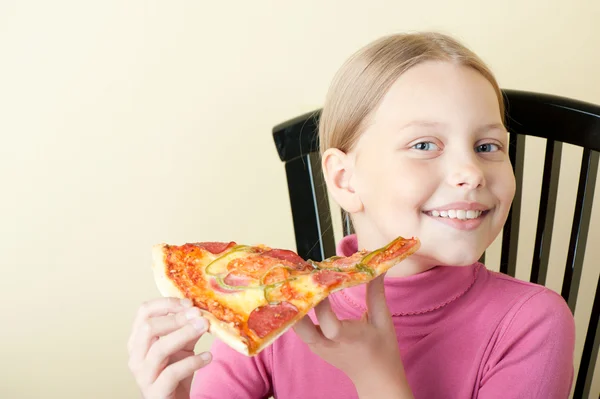 陽気な少女とピザ — ストック写真