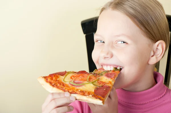 Ragazzina allegra con pizza — Foto Stock
