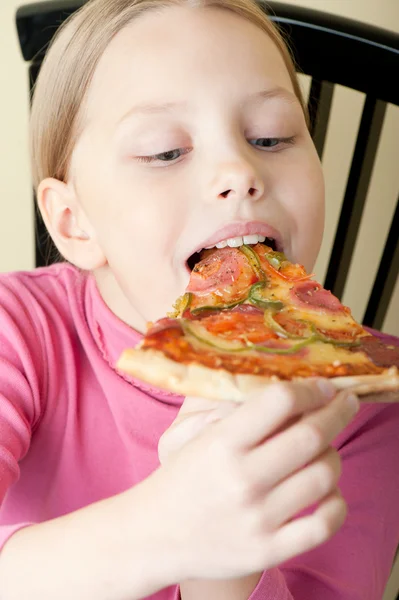 Vidám kislány pizza — Stock Fotó