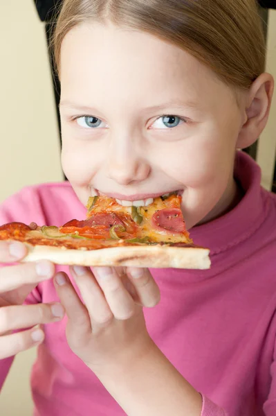 Munter liten jente med pizza – stockfoto