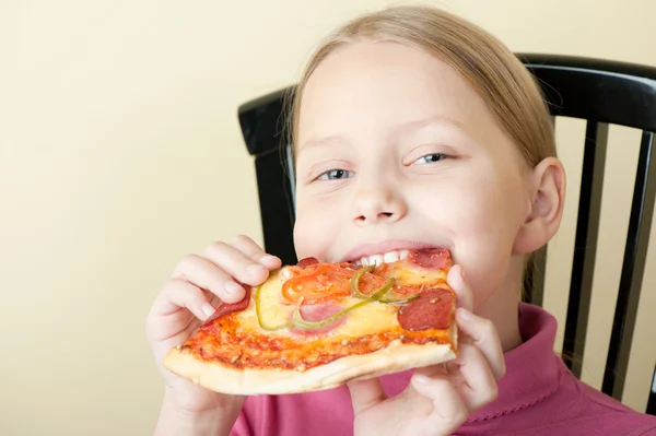 Весела дівчинка з піцою — стокове фото