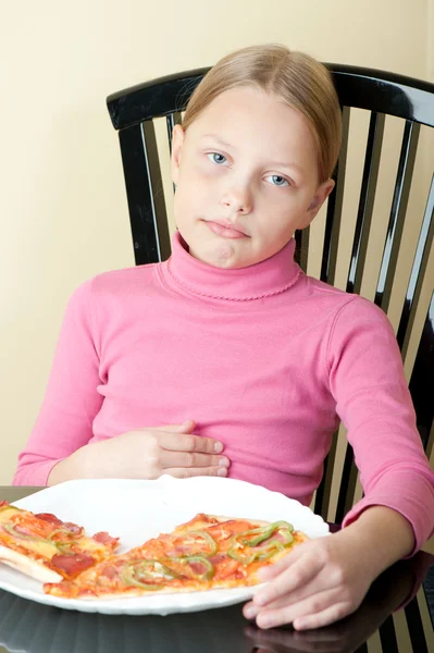 Pizza ile neşeli küçük kız — Stok fotoğraf