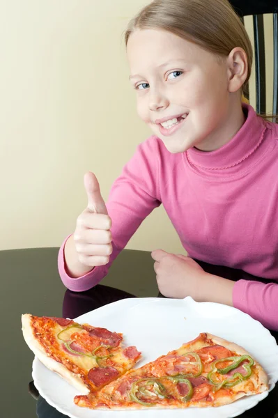 Веселая маленькая девочка с пиццей — стоковое фото