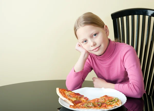 Fröhliches kleines Mädchen mit Pizza — Stockfoto