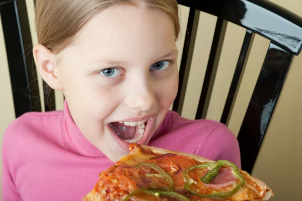 Веселая маленькая девочка с пиццей — стоковое фото