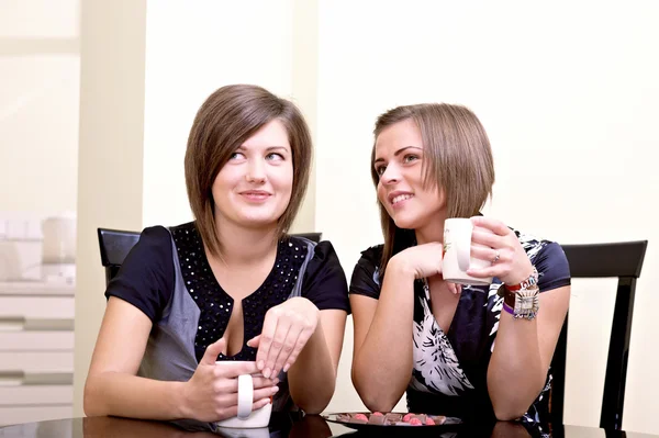 Dos chicas con tazas de té — Foto de Stock