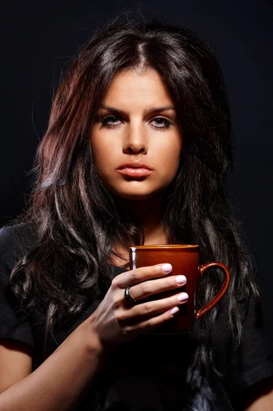 Портрет красивой молодой женщины с чашкой — стоковое фото