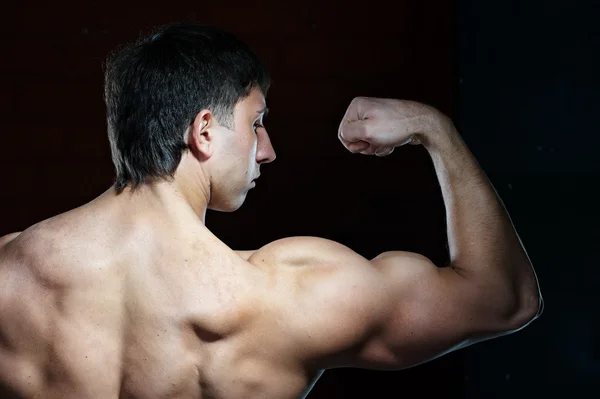 筋肉の若い男 — ストック写真