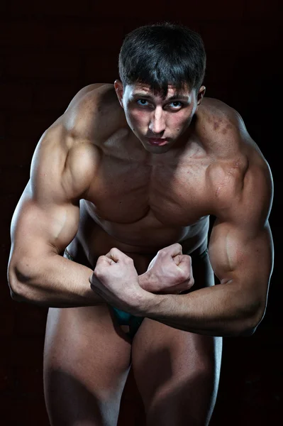 Junger muskulöser Mann — Stockfoto