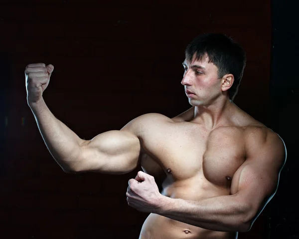 肌肉的年轻人 — 图库照片