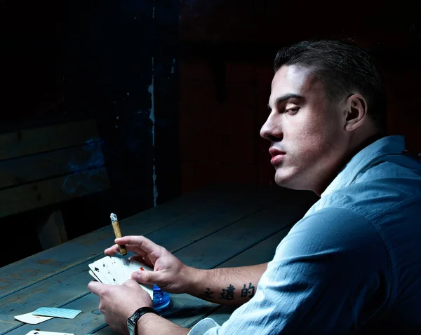 Retrato de arte fina escura de fumar jovem jogador — Fotografia de Stock