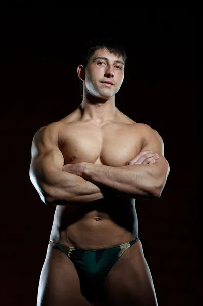 Молодой мускулистый человек — стоковое фото