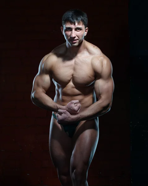 Giovane uomo muscolare — Foto Stock