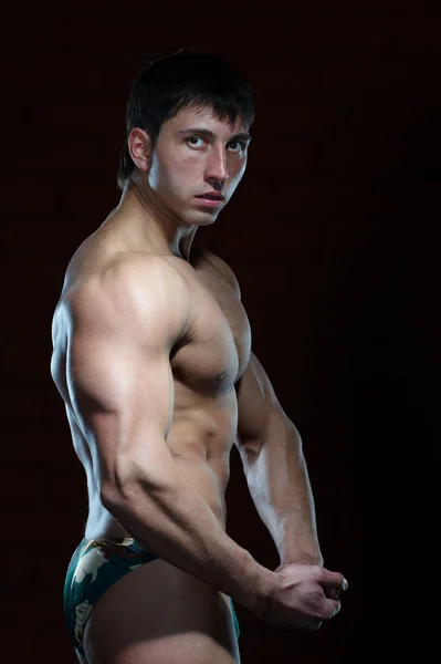 Молодой мускулистый человек — стоковое фото