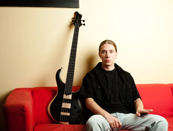 Porträt eines Musikers mit Bassgitarre — Stockfoto